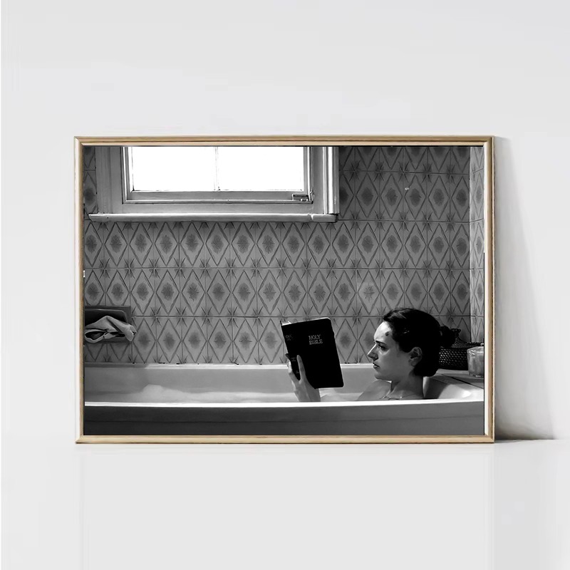 Schwarz-weißes klassisches Fil – Home Movie Bathroom Scene Bewertung und Preis
